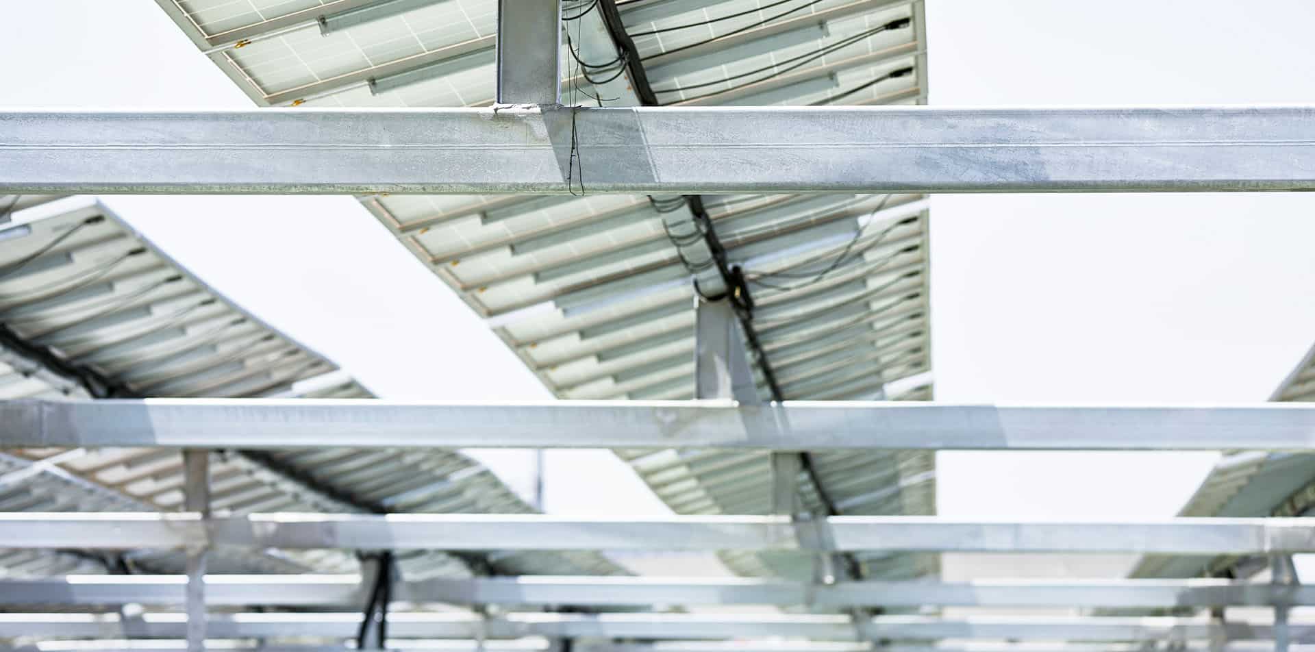 Photo d'une structure métallique sur laquelle sont installés des panneaux solaires