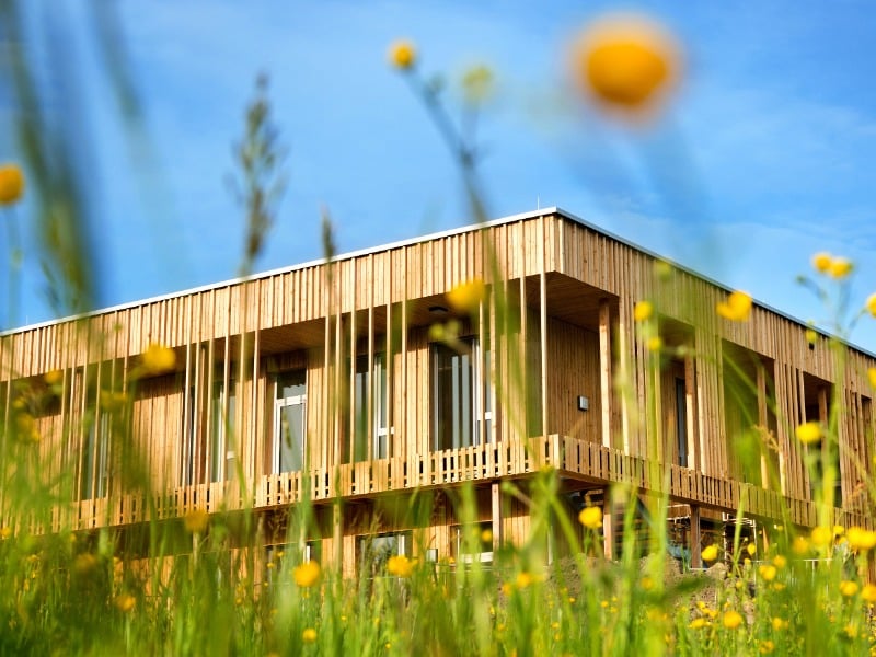 Photo d'une construction en bois écologique