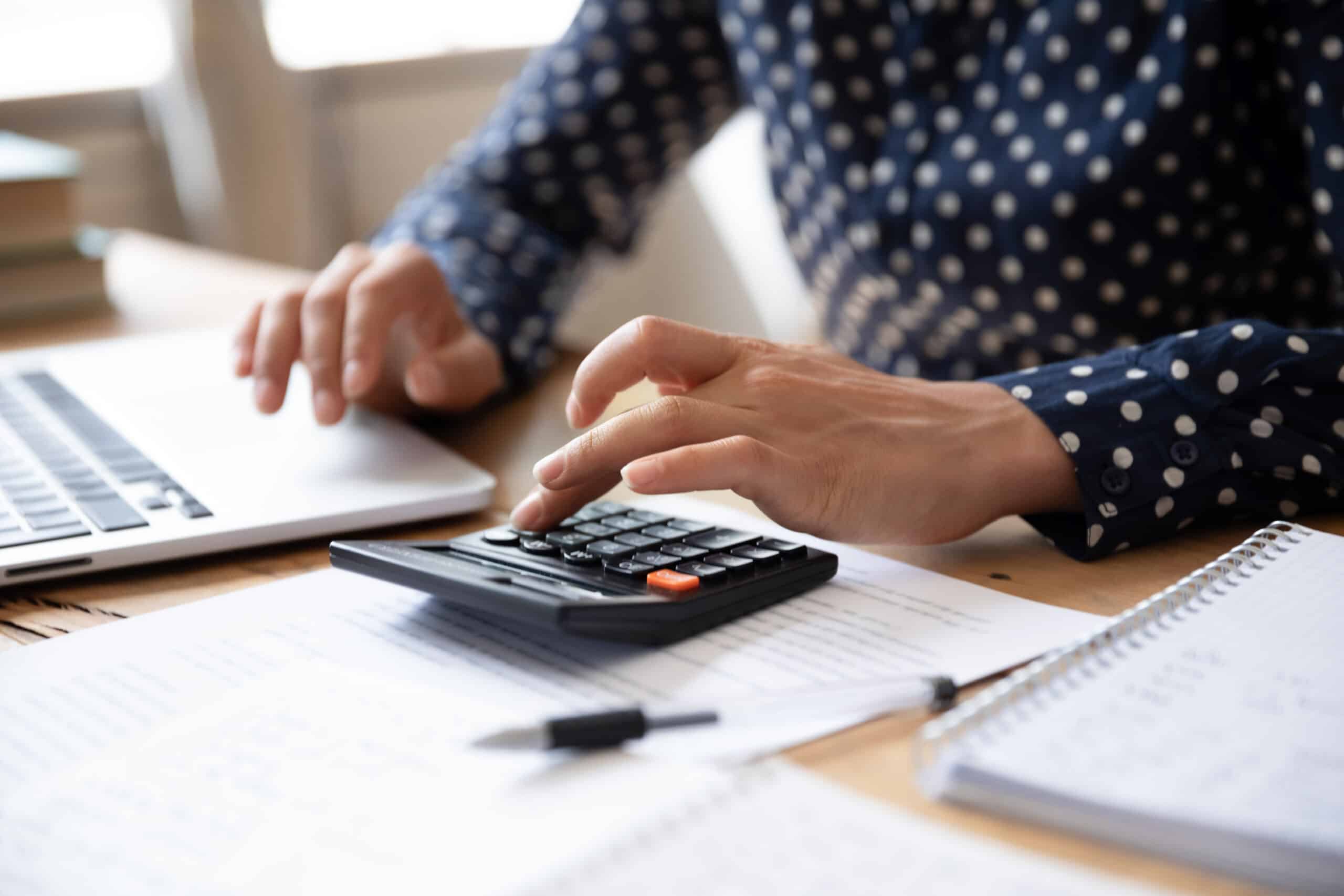 photo d'une personne effectuant des calculs de tarifs pour une bureau d'études