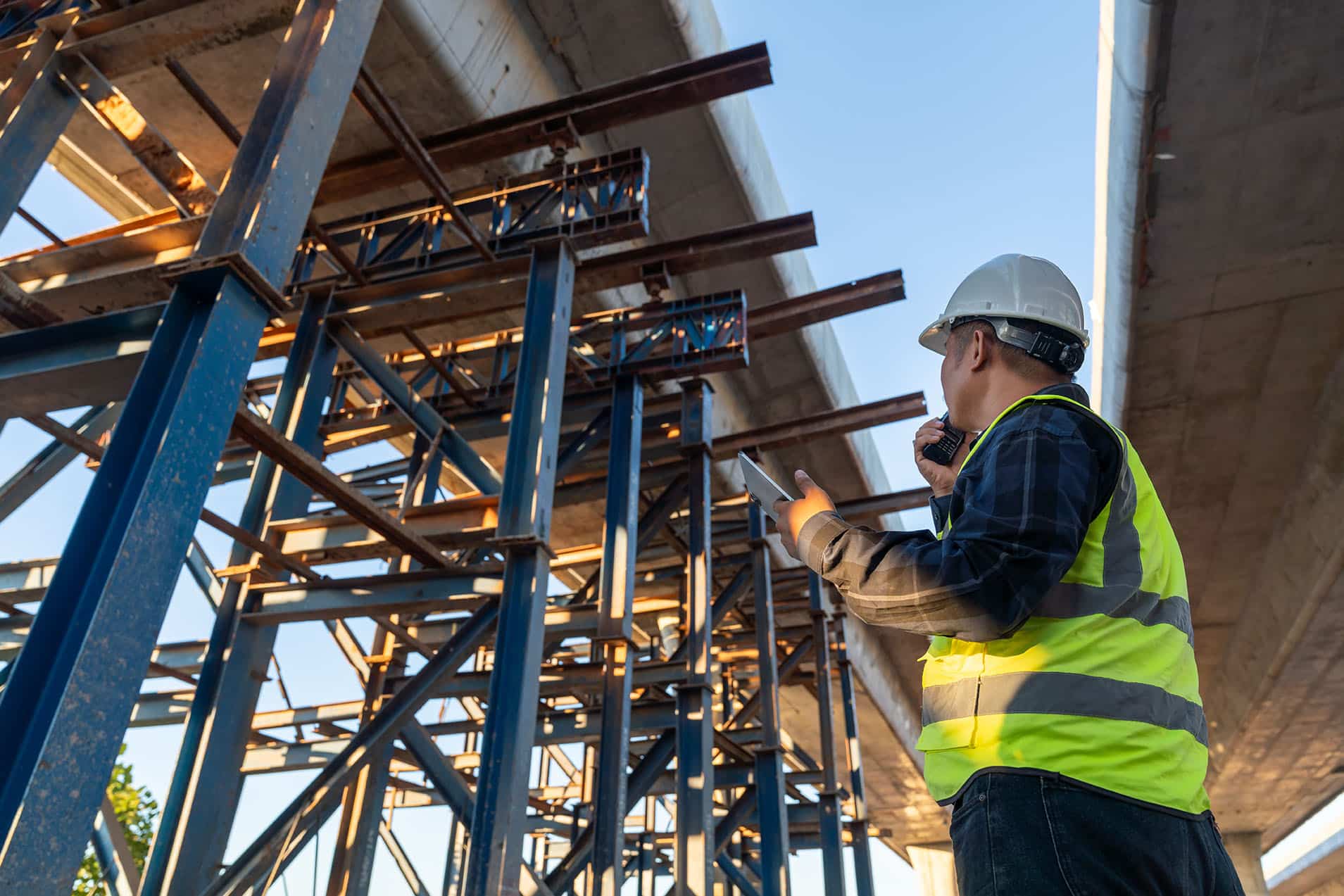 photo d'un ingénieur effectuant un bilan de la structure d'un bâtiment